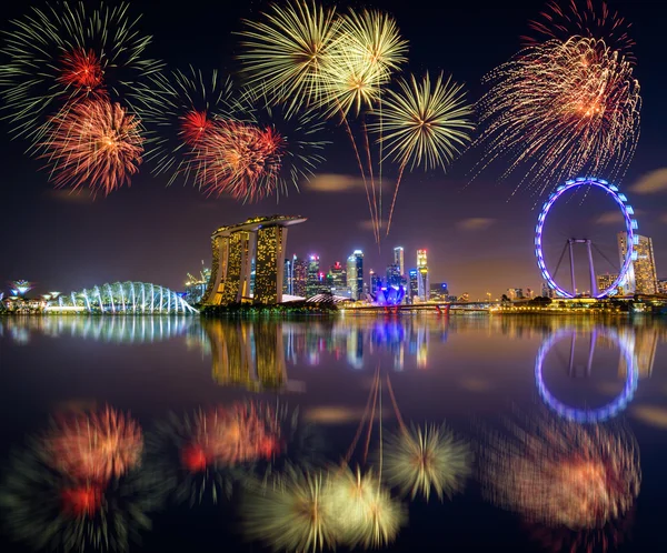 marina Singapur'da defne üzerinde havai fişek