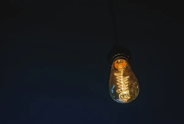 Light bulb glowing in the dark. — Stock Photo, Image