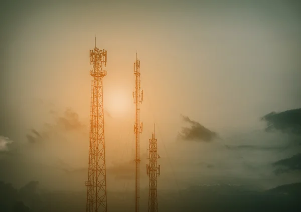 Antenna di telecomunicazione Silhouette per cellulare al tramonto. tono vintage — Foto Stock