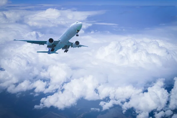 Avión volando por encima de la capa con fondo azul del cielo . — Foto de Stock
