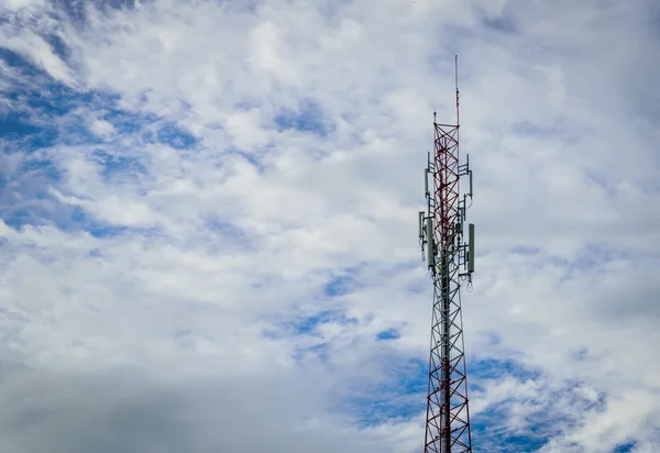 Torre de antena de telecomunicações para celular com o fundo azul do céu . — Fotografia de Stock