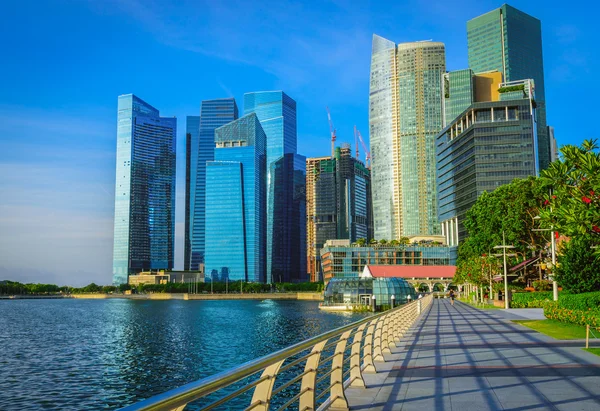 Ciudad de Singapur skyline del distrito de negocios en el centro durante el día . — Foto de Stock