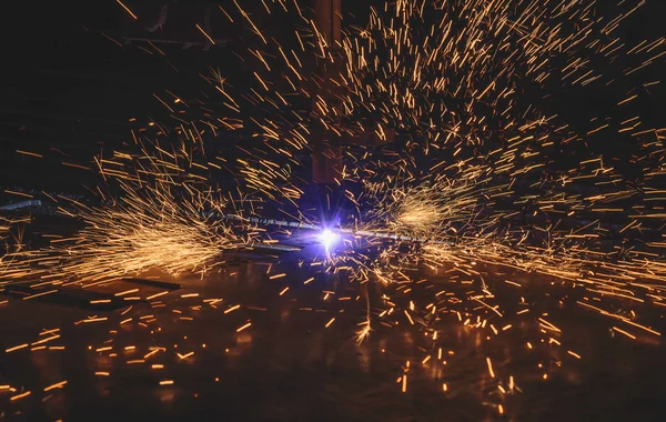 Industrielles CNC-Plasmaschneiden von Blechen in der Bauindustrie — Stockfoto