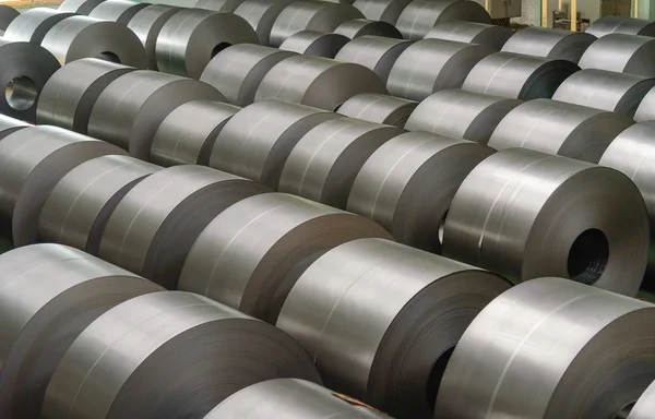 Bobina de acero laminada en frío en el área de almacenamiento en la planta siderúrgica . — Foto de Stock