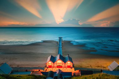 Saltburn 'ün günbatımında, Kuzey Yorkshire, İngiltere' deki Clifftop Pier manzarası.