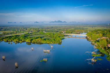 Pakistan Kanalı, Phatthalung, Tayland 'da gündoğumunda geleneksel kare balık ağı ekipmanlarının hava görüntüsü
