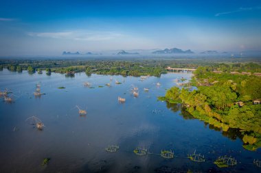 Pakistan Kanalı, Phatthalung, Tayland 'da gündoğumunda geleneksel kare balık ağı ekipmanlarının hava görüntüsü