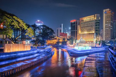 Mescid Jamek ve şehir merkezi Kuala Lumpur 'un kalbindeki mavi havuz gece Malezya' da..