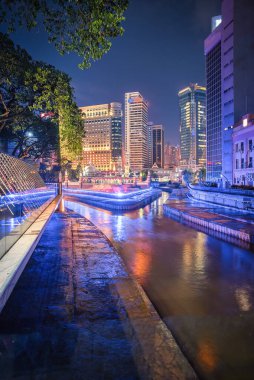 Mescid Jamek ve şehir merkezi Kuala Lumpur 'un kalbindeki mavi havuz gece Malezya' da..