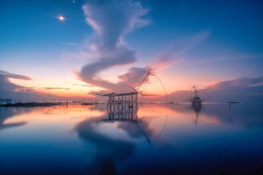 Pakpra Kanalı, Phatthalung, Tayland 'da gündoğumunda geleneksel kare balık ağı ekipmanları