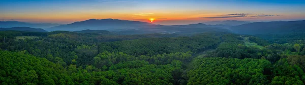 Luftaufnahme Eines Bergpanoramas Bei Blauem Himmel Mit Wolken Tag Der — Stockfoto