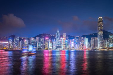 Hong Kong limanından gün batımı manzaralı Skyline Hong Kong..