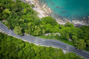 Nakhon Si Thammarat, Tayland 'da hindistan cevizi palmiyesi ve büyük okyanus arasındaki yol manzarası