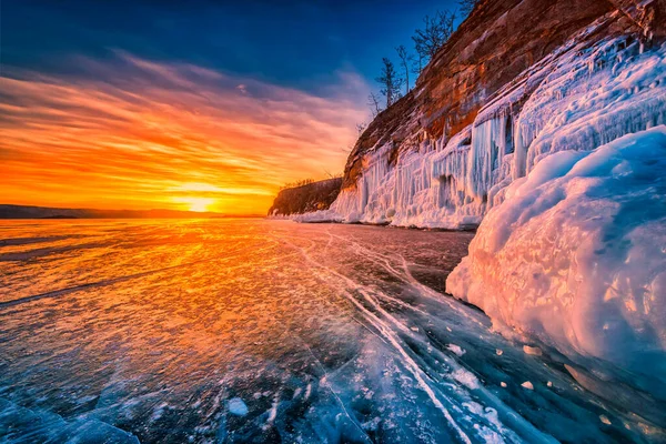 Cielo Del Atardecer Con Hielo Natural Sobre Agua Congelada Lago — Foto de Stock