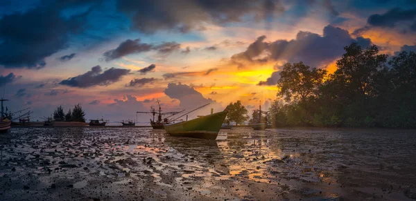 Siluetas Barco Pesca Árbol Atardecer Phuket Tailandia — Foto de Stock