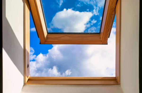 Blick Hinauf Zum Blauen Wolkenverhangenen Himmel Durch Modernes Quadratisches Fenster — Stockfoto