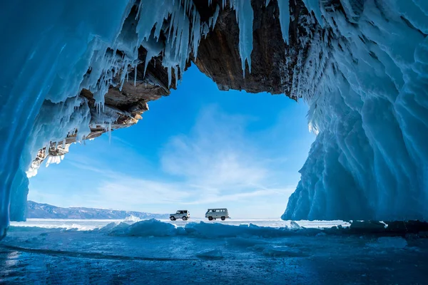 Dentro Cueva Hielo Azul Con Amor Pareja Lago Baikal Siberia — Foto de Stock