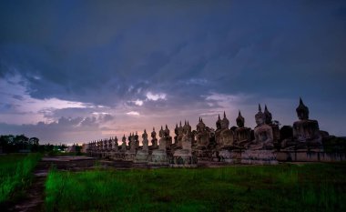 Tayland 'ın güneyinde gece birçok Buda heykeli görüntüsü