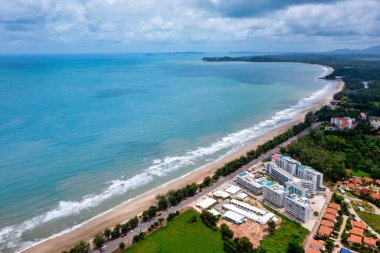 Tayland 'da mavi gökyüzü olan ağaç ve büyük okyanus arasındaki yol manzarası.