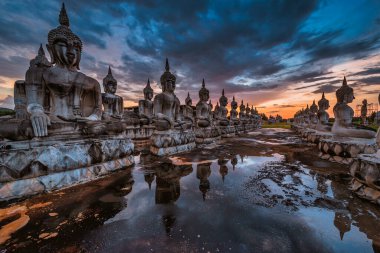 Birçok Buda heykeli Tayland 'ın güneyinde gün batımında görüntülenir