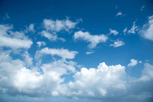 Schöner Blauer Himmel Mit Wolkenhintergrund — Stockfoto