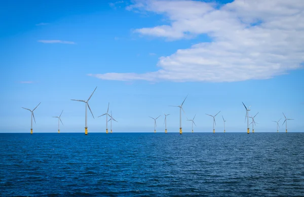 Yapım aşamasında İngiltere'de kapalı bir Windfarm offshore rüzgar türbini