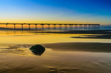 Saltburn rock ve bulanıklık iskelede tarafından deniz arka plan üzerinde deniz yosunu