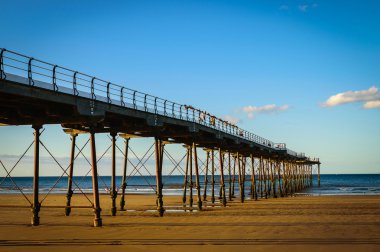 Saltburn Deniz kenarındaki iskelede