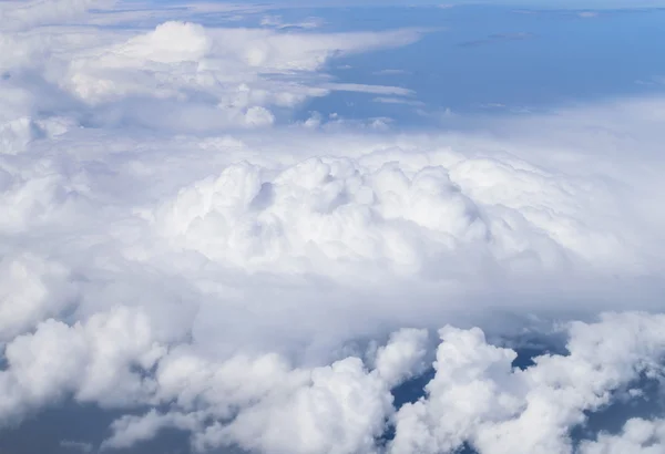 Viele Wolken am blauen Himmel — Stockfoto