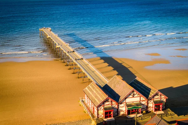 Kustpromenade weergave van Pier bij Saltburn door de zee — Stockfoto