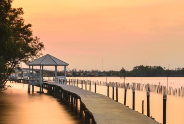 Deniz kenarında beyaz köşk