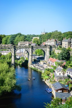 Görünümü demiryolu Viyadüğü üzerinde nehir Nidd, Knaresborogh, North Yorkshire, İngiltere'de. İngiltere.