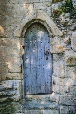 Eski ahşap kapı eski taş castle duvar, Knaresborogh, North Yorkshire, İngiltere. İngiltere.