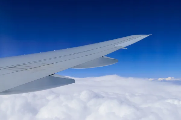 Ala de avión en las nubes, fondo volador — Foto de Stock