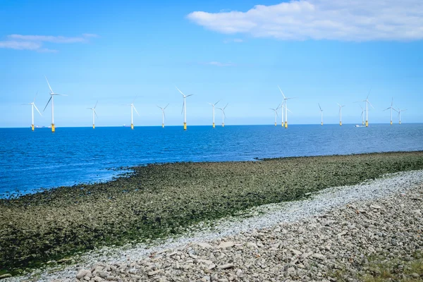 Offshore Wind Turbine in a Windfarm under construction off the England — Stock Photo, Image