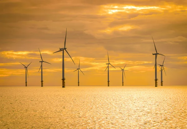 Sunset Offshore Wind Turbine in un parco eolico in costruzione al largo dell'Inghilterra — Foto Stock