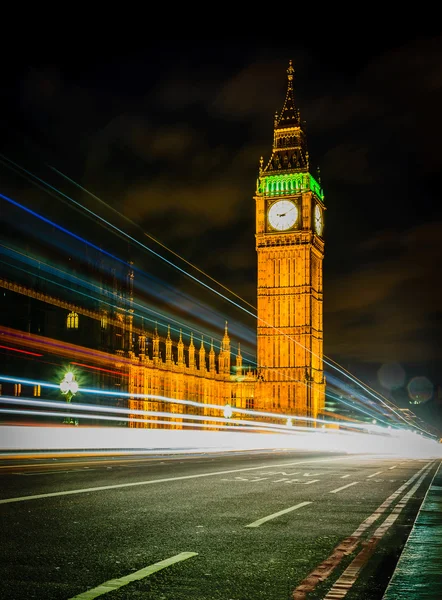 London eye on river thames bei Nacht in london, uk. — Stockfoto