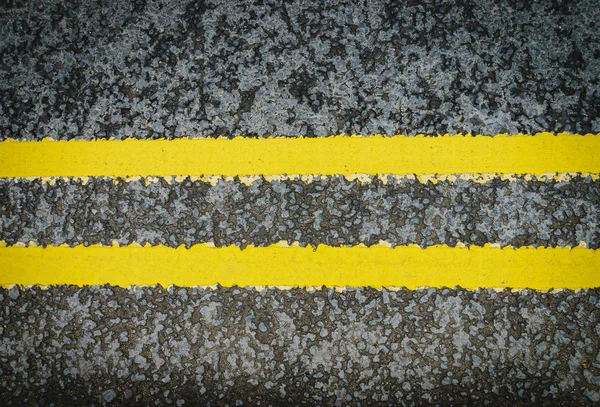 На асфальте нарисован знак "Двойная желтая линия" — стоковое фото