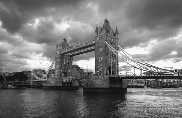 Ponte Torre em preto e branco em Londres, Reino Unido — Fotografia de Stock