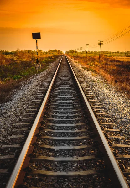 Järnvägsspår i en Rural scen vid soluppgång tid. — Stockfoto