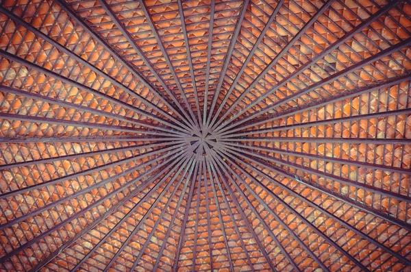 Дерев'яна стеля даху всередині візерунка . — стокове фото