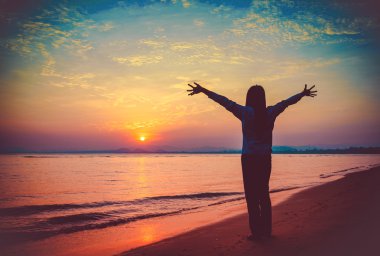 gün batımında sahilde silüeti kadınla. Vintage sesi