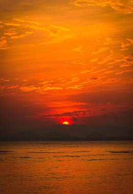 Denizin üzerinde dramatik gün batımı.