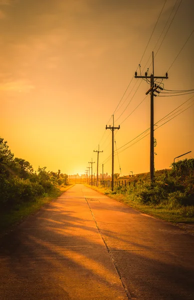 Силуетний електричний пост з красивим фоном заходу сонця . — стокове фото