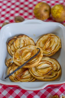 Ev yapımı mini Fransız vanilya ile elma kek.