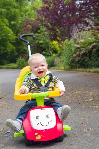 Menino está brincando em um brinquedo no jardim . — Fotografia de Stock