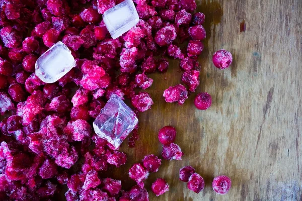 빨간 체리와 얼음의 조각 냉동 — 스톡 사진