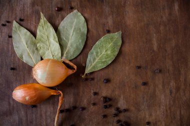 Soğan kabuğu ahşap arka plan üzerinde ile