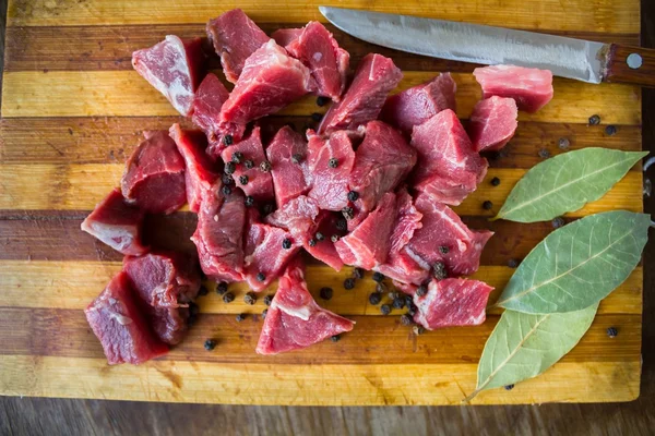 Saborosa carne suculenta fresca crua e faca — Fotografia de Stock