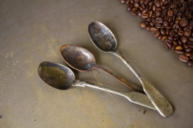Vintage eski kaşık ve kahve çekirdekleri